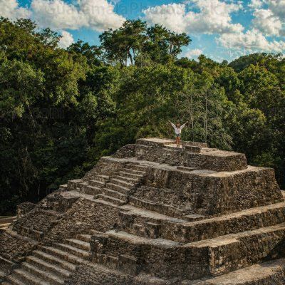 Turista en Sitio Arqueológico Yaxhá
