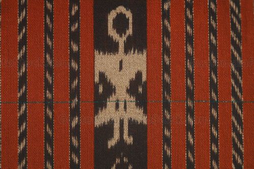 Textil étnico con figura ancestral en tonos tierra