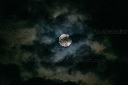 Luna con nubes
