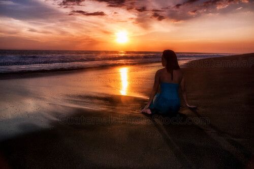 Silueta de modelo en la playa