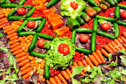 Alfombra de aserrín y verduras