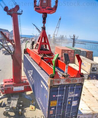 Descarga de contenedores en Puerto Quetzal