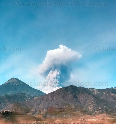 Volcán de Fuego en Erupción y Volcán de Agua