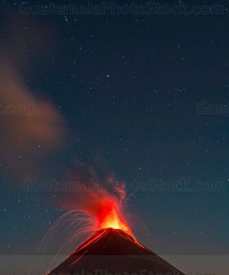 Erupción nocturna del Volcán de Fuego