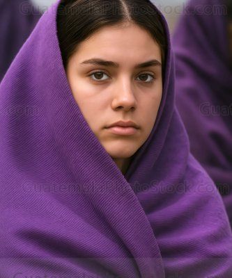 Mujer joven viendo una procesión