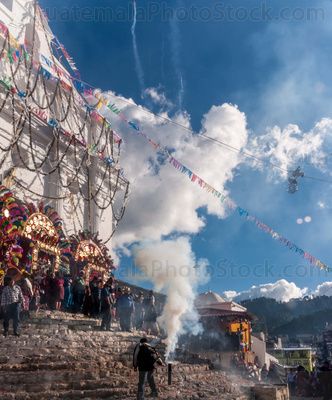 Quema de bombas en el atrio de la parroquia de Chichicastenango