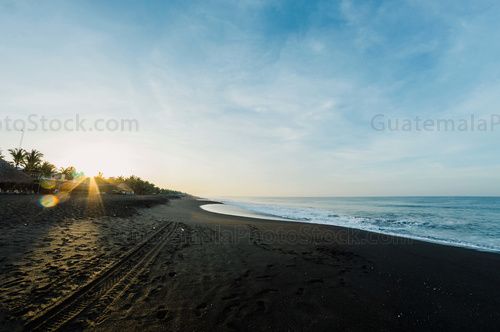 Amanecer en la playa de Monterrico