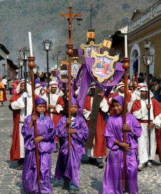 Cruz alta y ciriales