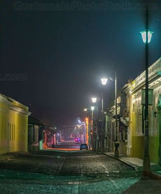 Calle empedrada de la Antigua Guatemala de noche