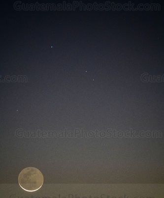 Luna nueva al amanecer