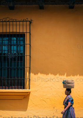 Mujer indigena camina en las calles de la Antigua Guatemala