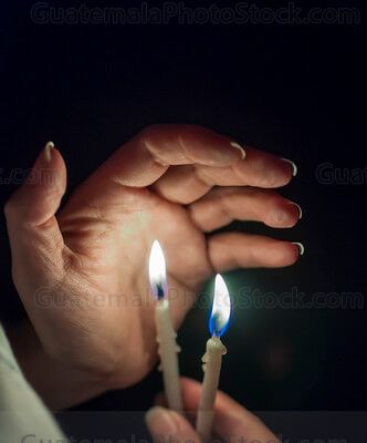 Velas durante la procesión de la Soledad
