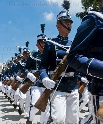 Cadetes de la Escuela Politecnica en el Desfile del 15 de septiembre