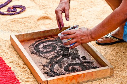 Haciendo la alfombra de aserrín