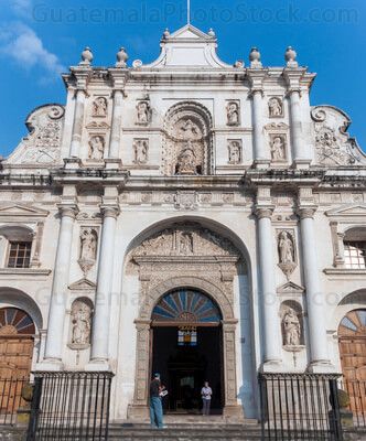 Fachada y atrio de San José Catedral