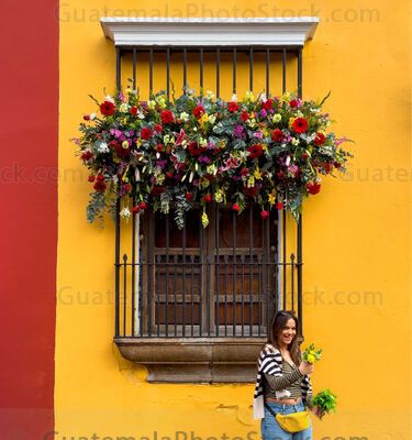 Balcón decorado con flores