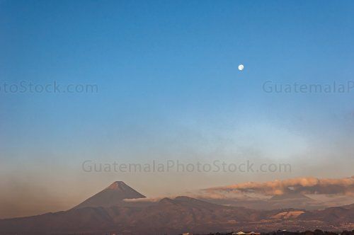 Volcán de Agua y la luna