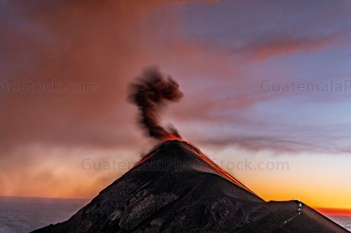 Erupción Volcán de Fuego al atardecer