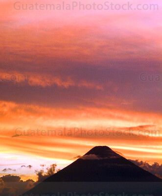 Silueta del Volcán de Agua al atardecer