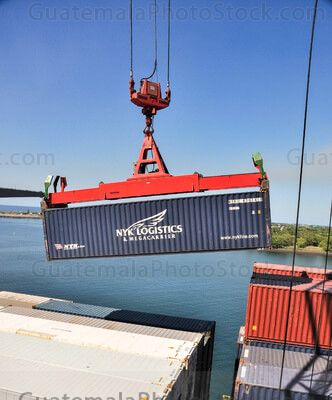 Descarga de contenedores en Puerto Quetzal