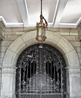 Puerta de ingreso al Palacio Nacional de la Cultura