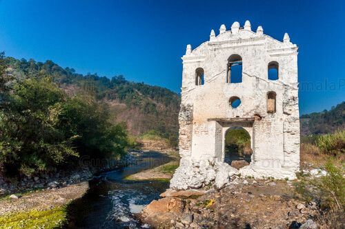 Ruina de la fachada del templo de Pueblo Viejo, San Sebastian