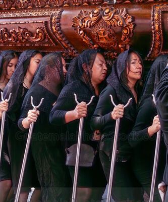 Cargadoras anda de la Virgen Dolorosa, Procesion de la Reseña