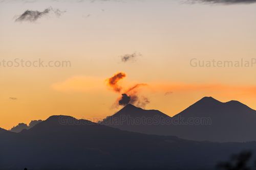 Volcán de fuego y Volcán Acatenango
