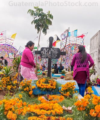 Tumbas adornadas en Santiago, Sacatepéquez