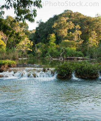 Las Monjas en el Río Machaquila