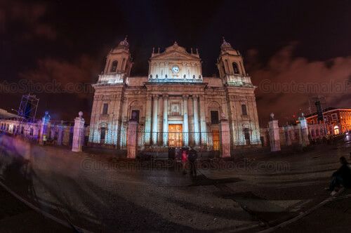 Fachada de Catedral Metropolitana iluminada por Mapping