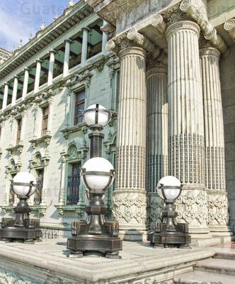 Columnas del ingreso del Palacio Nacional de la Cultura