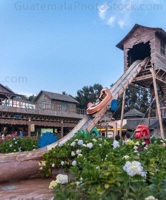 Juego mecánico y acuático Mundo Petapa