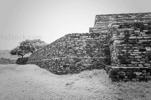 Mixco Viejo en Blanco y Negro