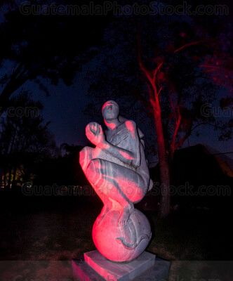 Escultura iluminada en el Museo de Arte Moderno