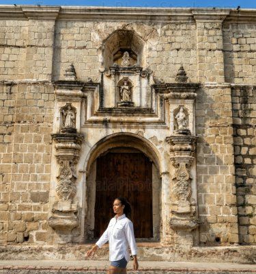 Turista en las calle de Antigua Guatemala