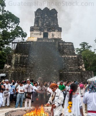 Sacerdotes mayas en la celebración del Bak´tun 13
